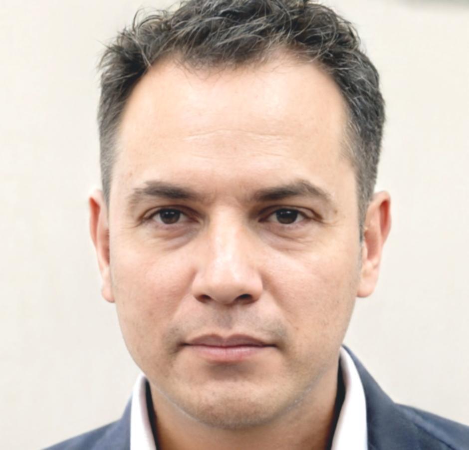 Instructor Torben Hjelmgaard teaching financial analysis